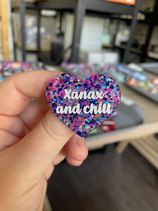 [CONTRÔLE TECHNIQUE] Broche "Xanax and chill" en acrylique semi transparente avec des pois bleus et roses