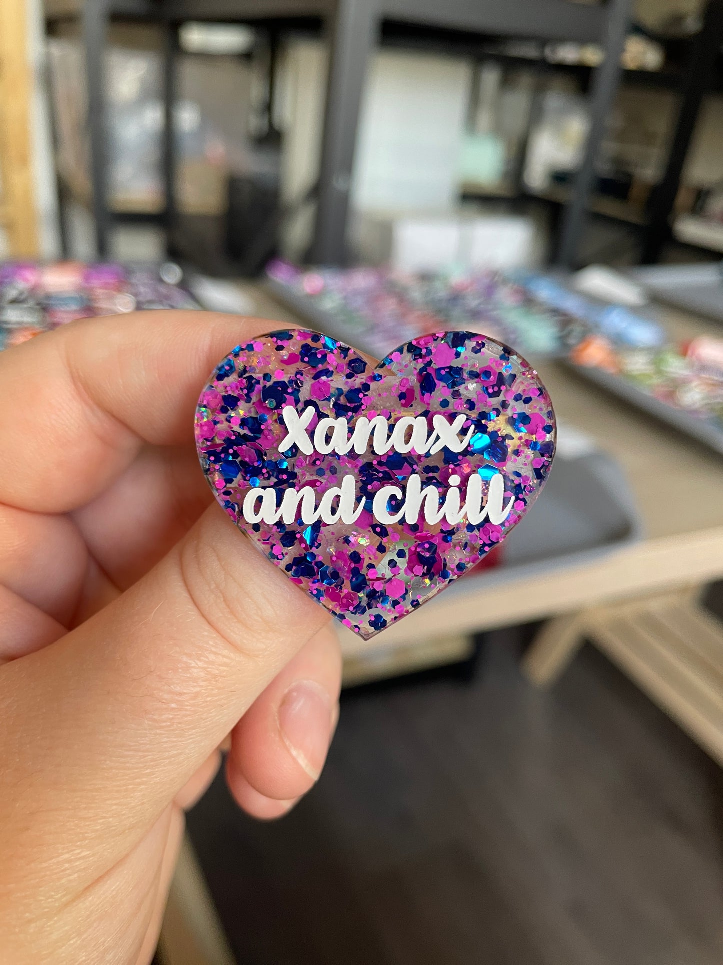 [CONTRÔLE TECHNIQUE] Broche "Xanax and chill" en acrylique semi transparente avec des pois bleus et roses