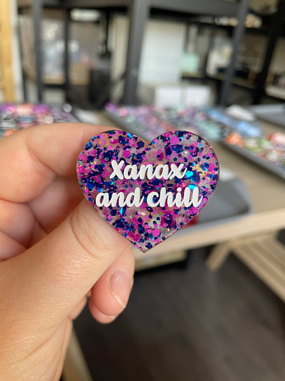 [CONTRÔLE TECHNIQUE] Broche "Xanax and chill" en acrylique semi transparente avec des pois bleus et roses