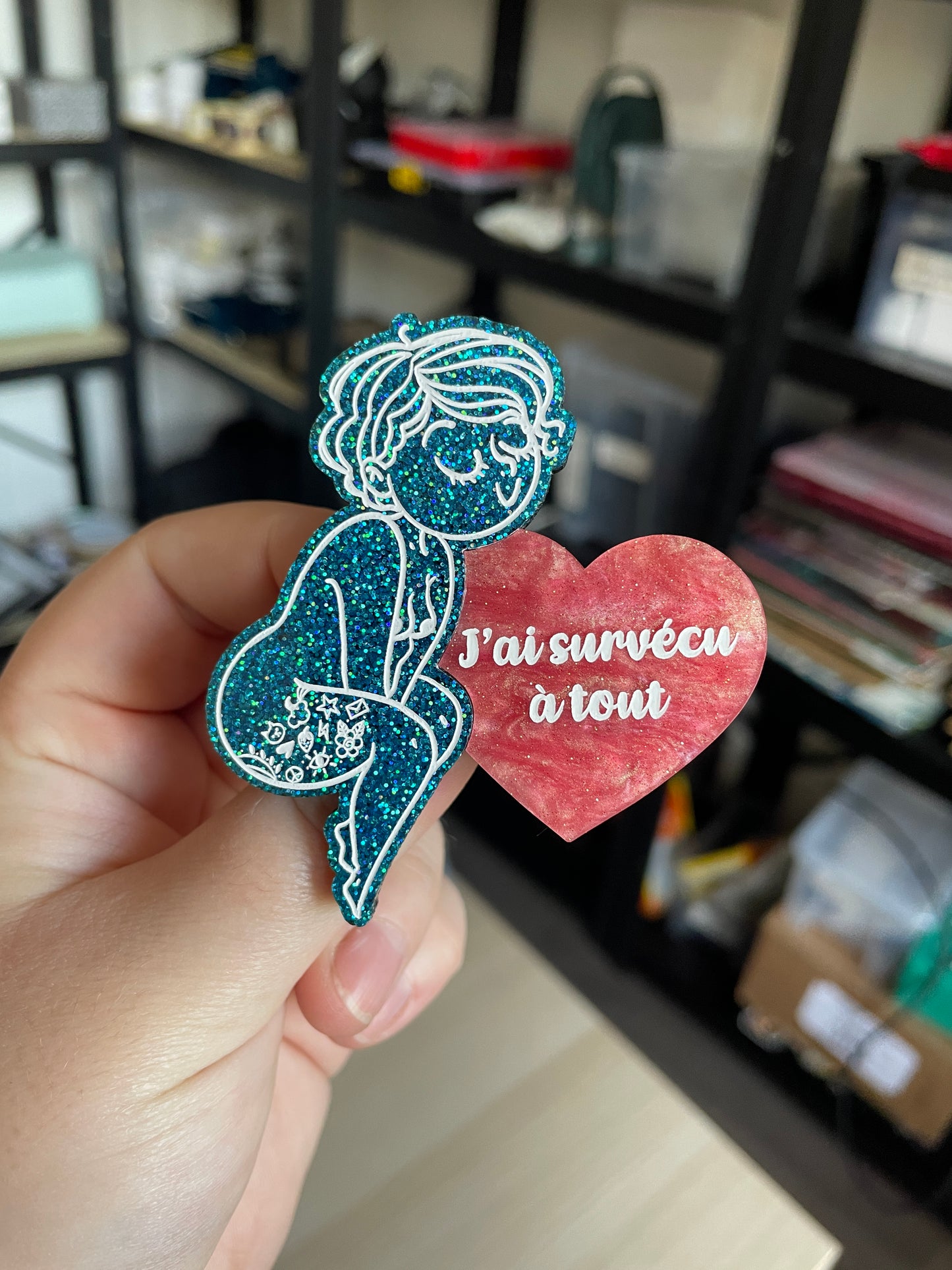 [CONTRÔLE TECHNIQUE] [COLLAB AVEC BIG BOOBS AND LITTLE TOES] Broche petite personne bleue