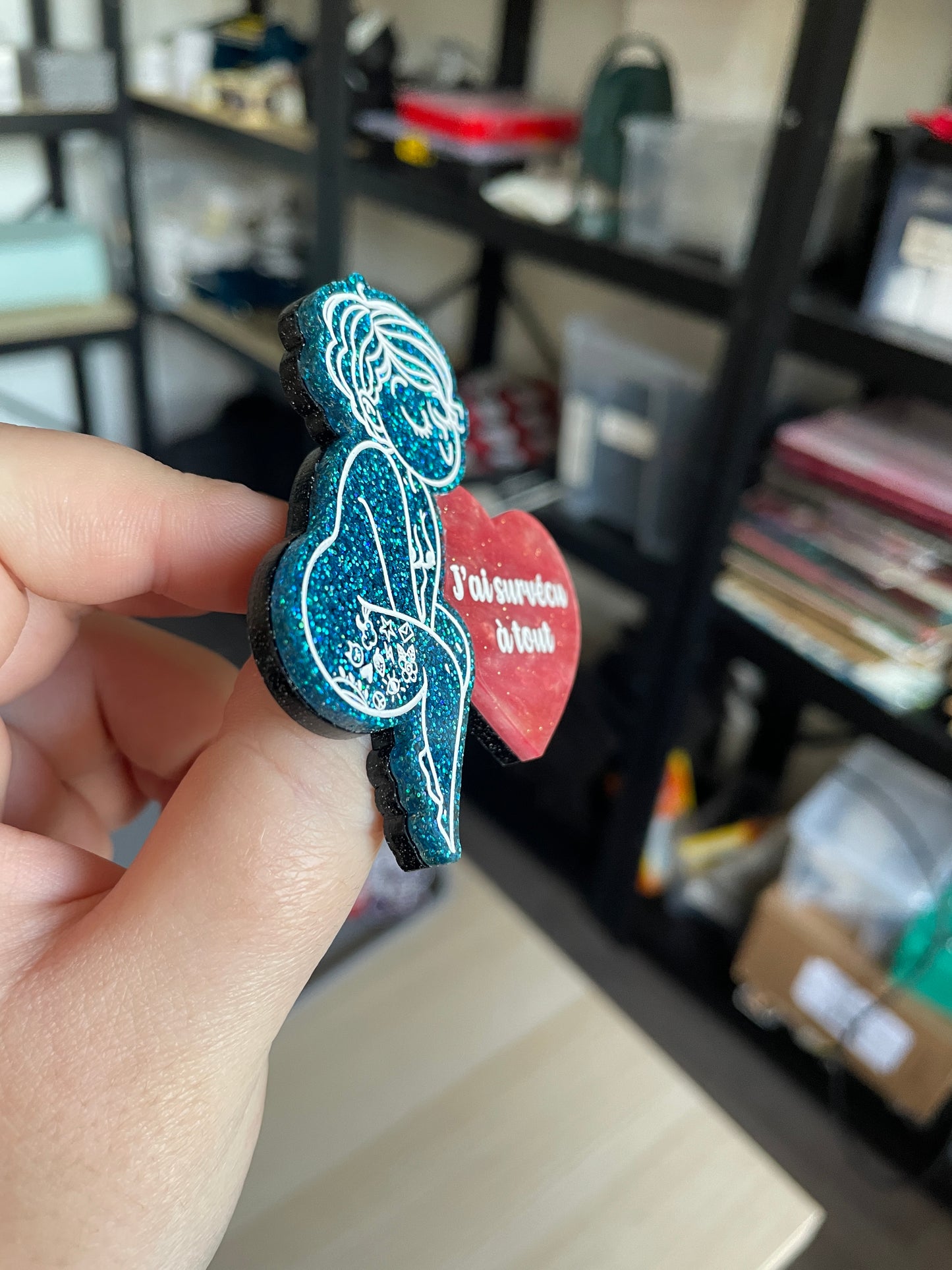 [CONTRÔLE TECHNIQUE] [COLLAB AVEC BIG BOOBS AND LITTLE TOES] Broche petite personne bleue