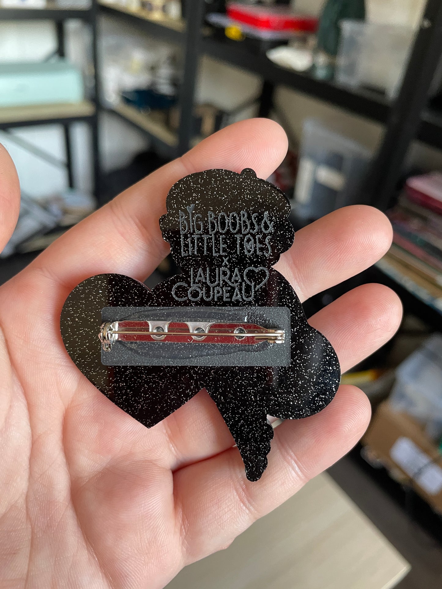 [CONTRÔLE TECHNIQUE] [COLLAB AVEC BIG BOOBS AND LITTLE TOES] Broche petite personne bleue