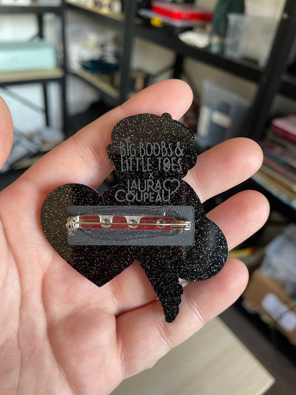 [CONTRÔLE TECHNIQUE] [COLLAB AVEC BIG BOOBS AND LITTLE TOES] Broche petite personne bleue