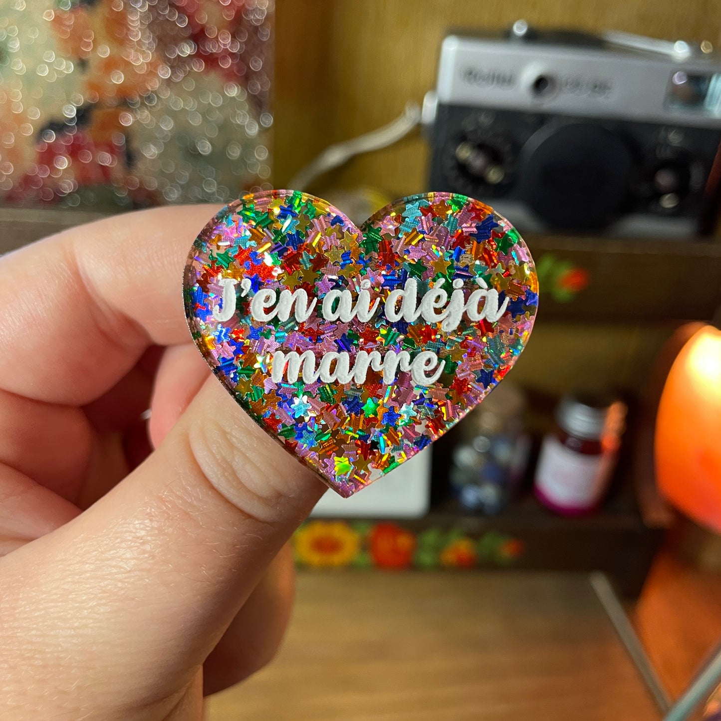 Broche "J'en ai déjà marre" en acrylique semi transparente avec des étoiles multicolores