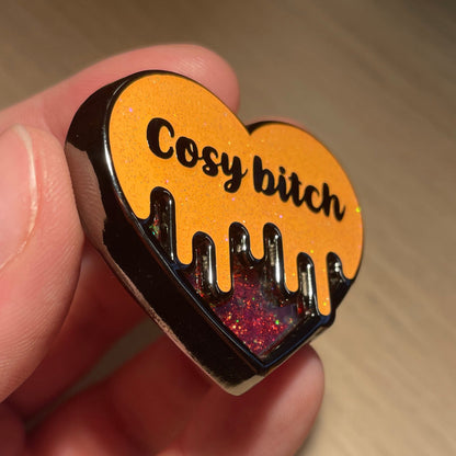 Pin en émail "Cosy bitch" orange à paillettes et paillettes liquides