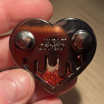 Pin en émail "Cosy bitch" orange à paillettes et paillettes liquides