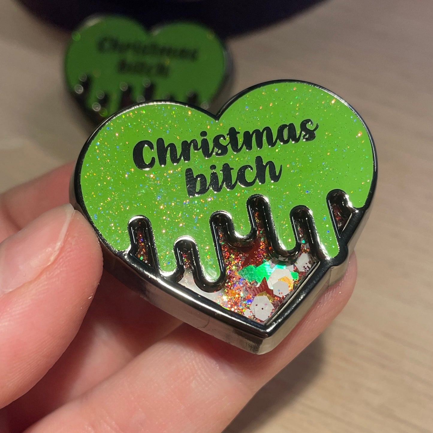 Pin en émail "Christmas bitch" verts à paillettes et paillettes liquides