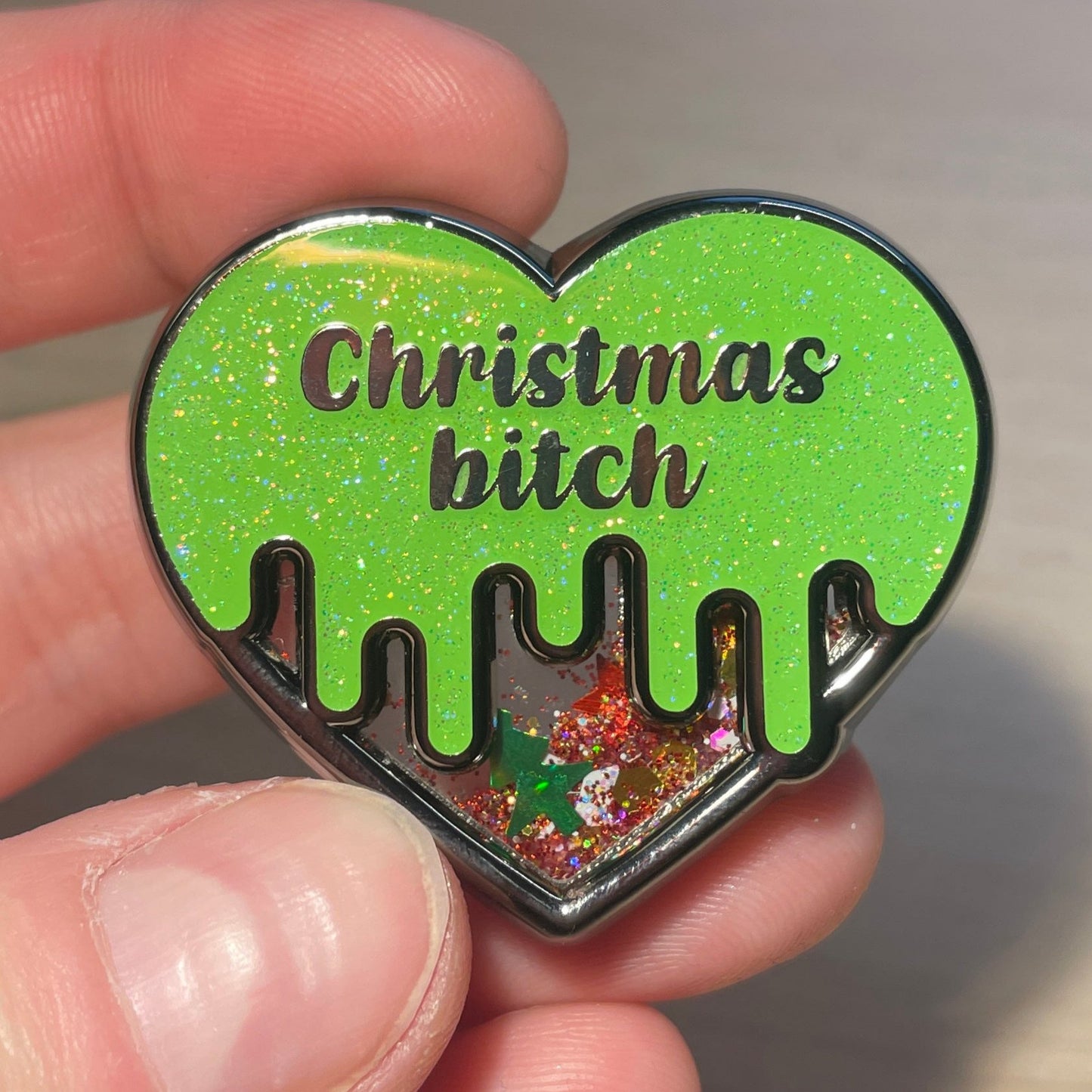 [CONTRÔLE TECHNIQUE] Pin en émail "Christmas bitch" vert à paillettes et paillettes liquides
