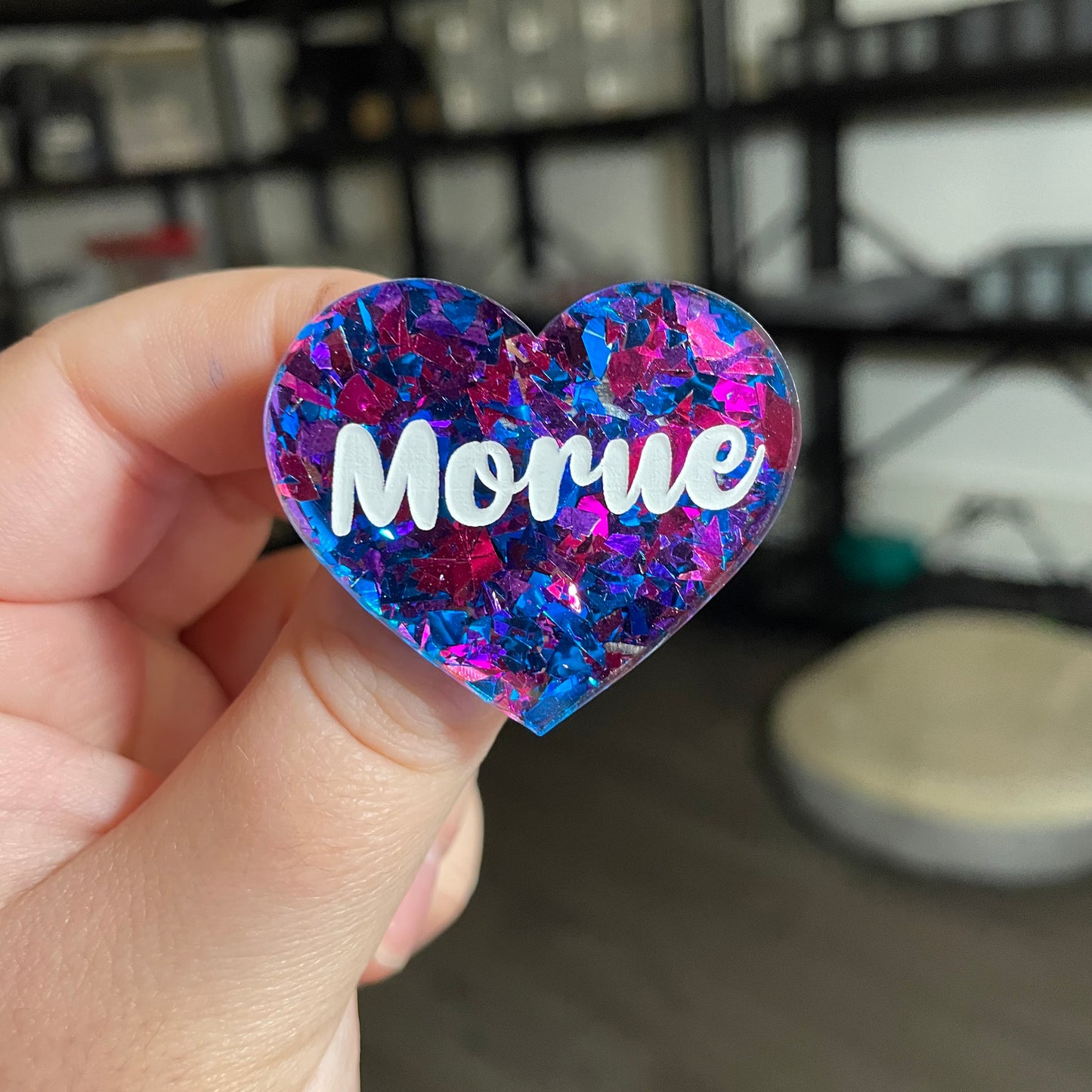Broche "Morue" en acrylique transparente avec des éclats de confettis bleus et roses