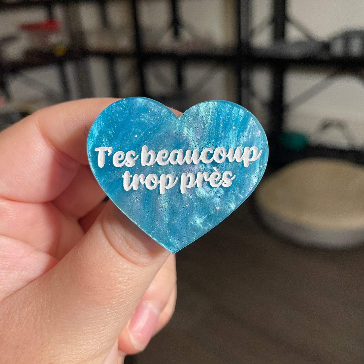 Broche "T'es beaucoup trop près" en acrylique marbrée bleue à paillettes