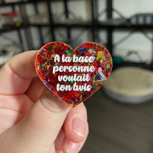 Broche "A la base personne voulait ton avis" en acrylique transparente avec des confettis rouges et multicolores