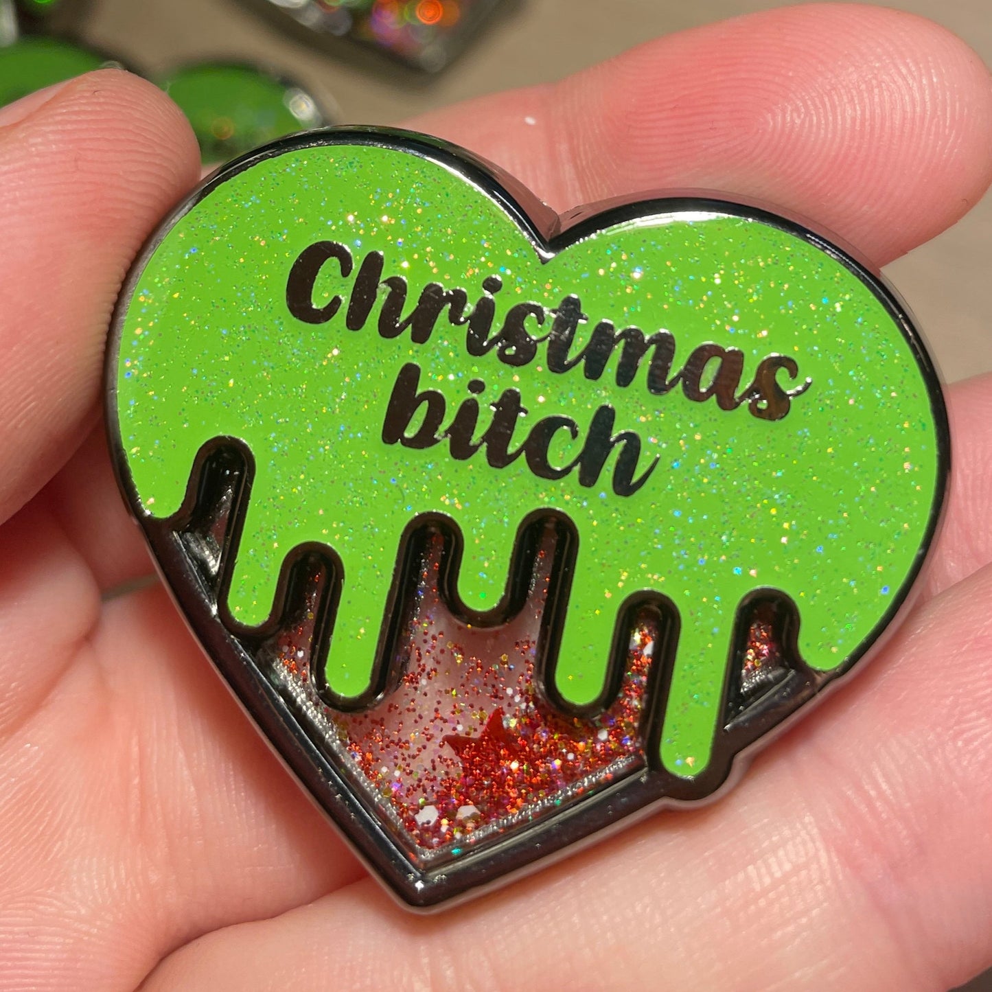 [CONTRÔLE TECHNIQUE] Pin en émail "Christmas bitch" vert à paillettes et paillettes liquides