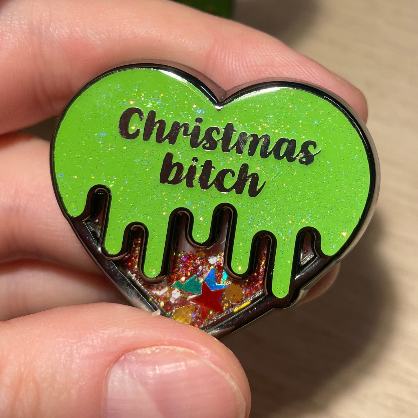 [CONTRÔLE TECHNIQUE] Pin en émail "Christmas bitch" vert à paillettes et paillettes liquides