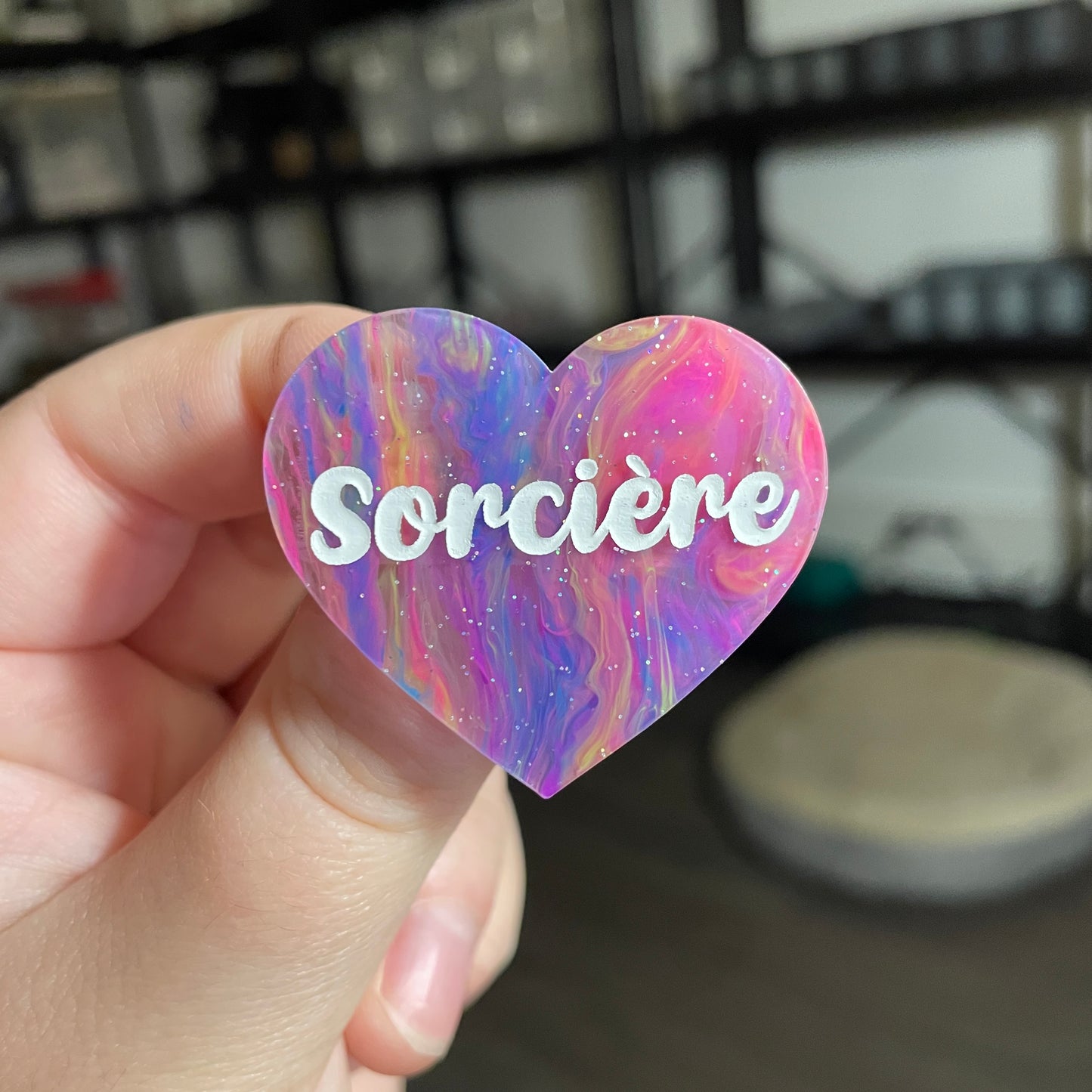 Broche "Sorcière" en acrylique semi transparente marbrée multicolore