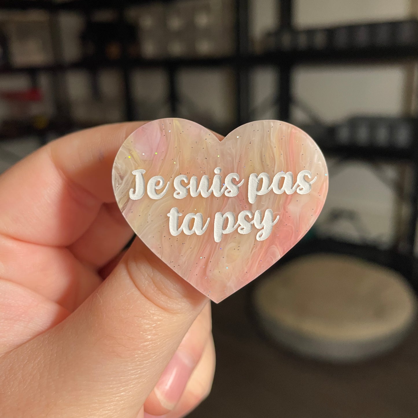 Broche "Je suis pas ta psy" en acrylique marbrée corail, orange, jaune et blanche
