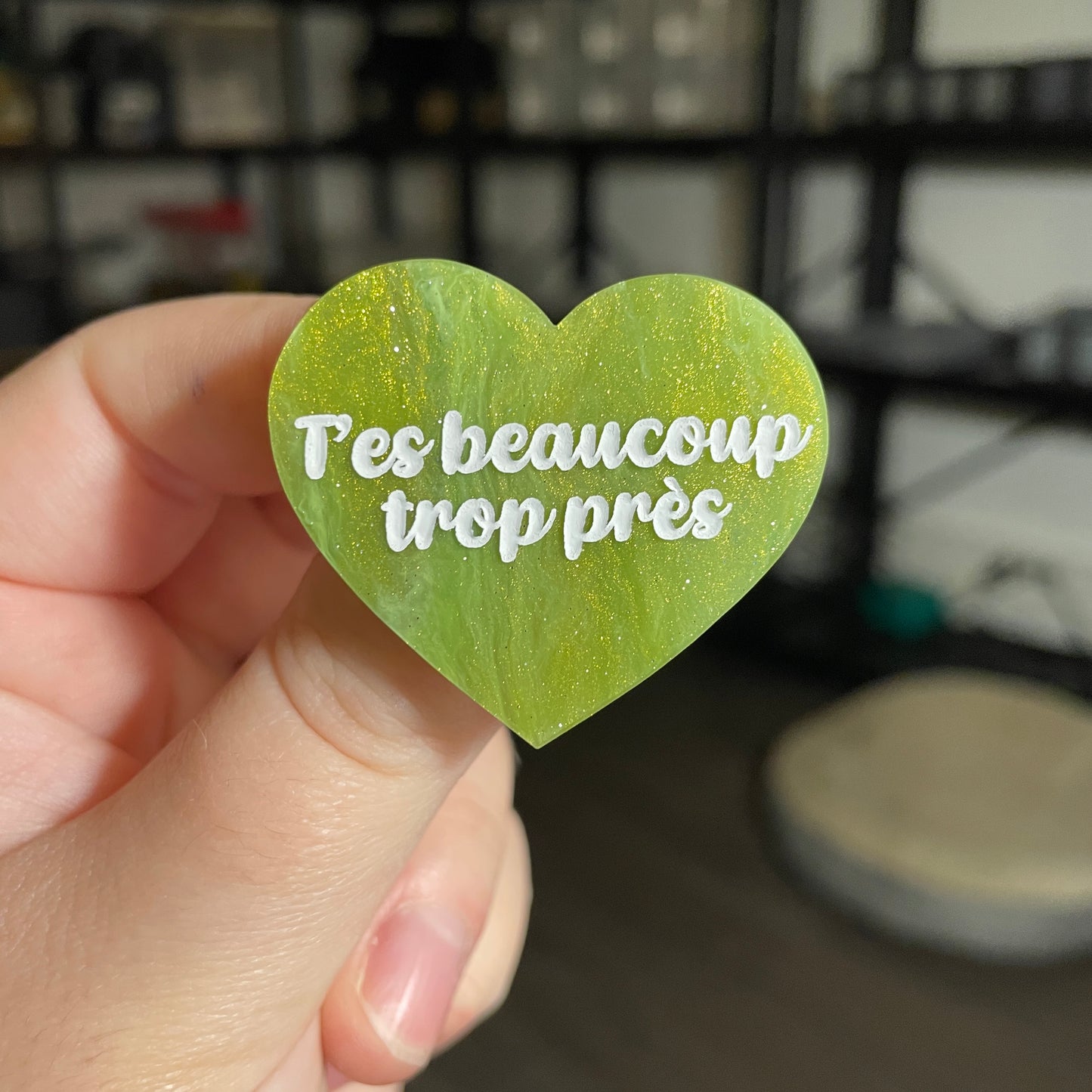 Broche "T'es beaucoup trop près" en acrylique marbrée verte et dorée