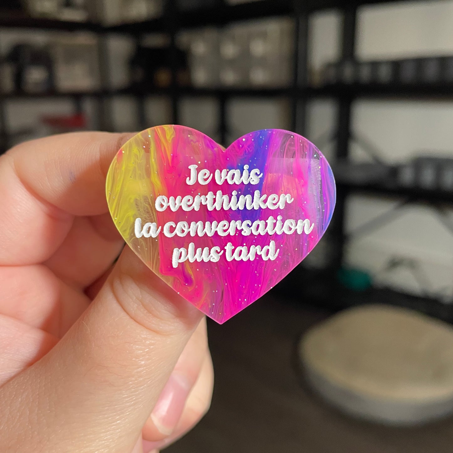 Broche "Je vais overthinker la conversation plus tard" en acrylique semi transparente marbrée multicolore