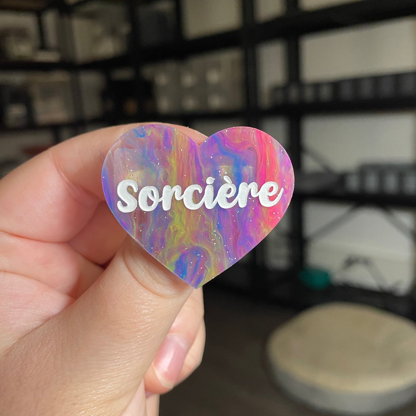 Broche "Sorcière" en acrylique semi transparente marbrée multicolore