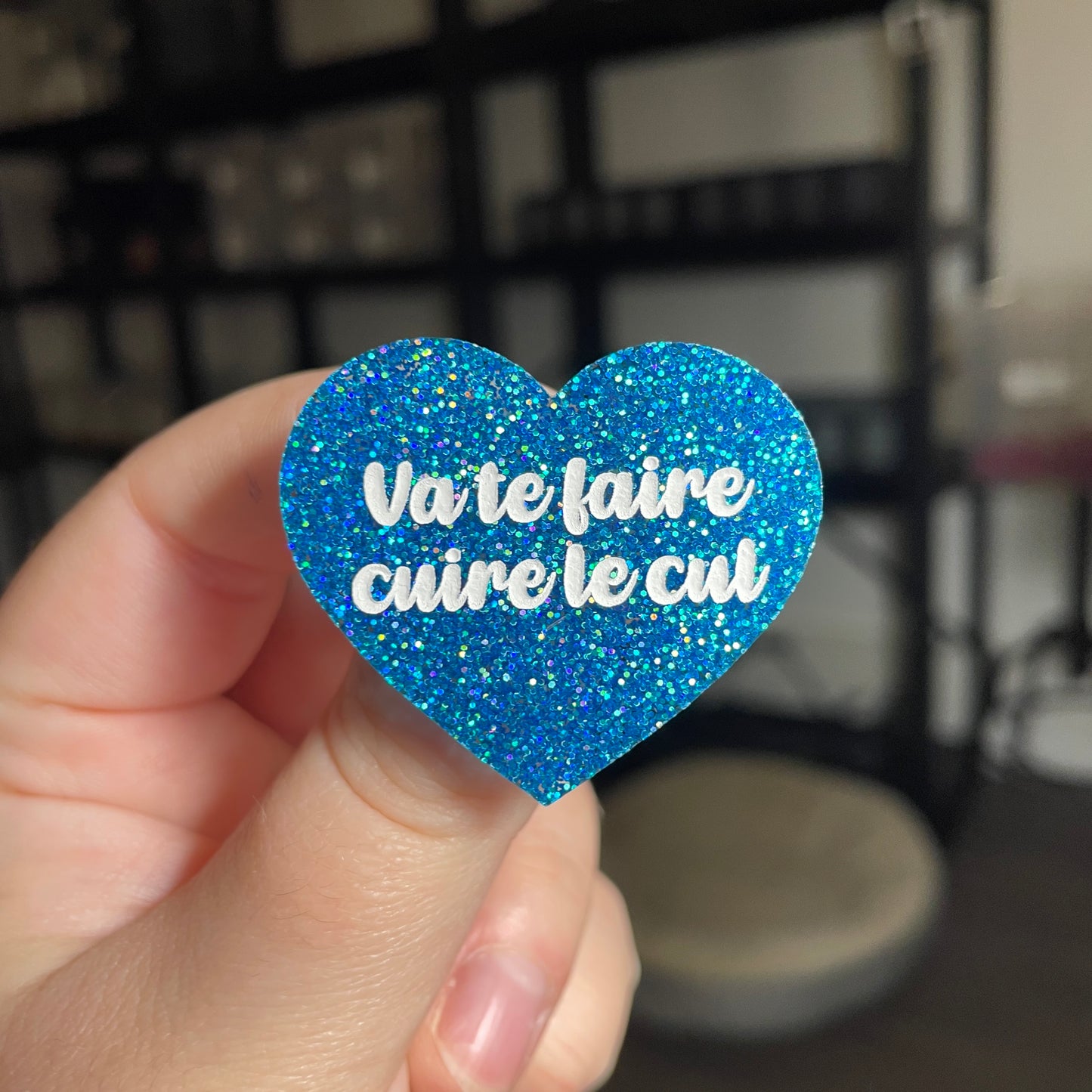 Broche "Va te faire cuire le cul" en acrylique à paillettes bleues