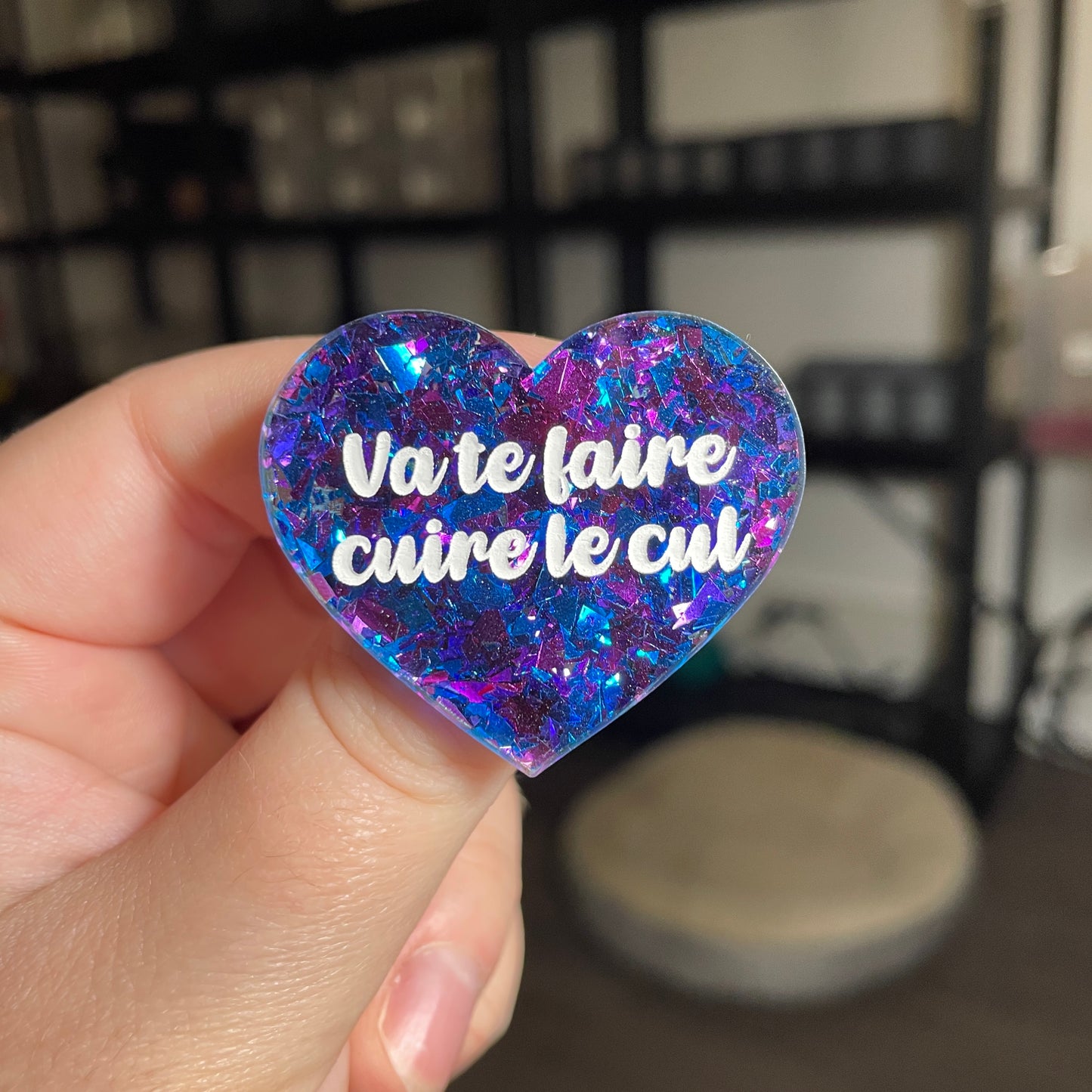 Broche "Va te faire cuire le cul" en acrylique transparente avec des paillettes bleues et violettes