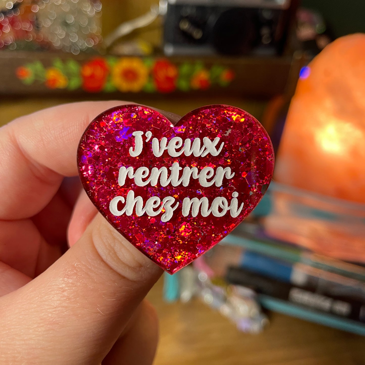 Broche "J'veux rentrer chez moi" en acrylique semi transparente à paillettes rouges