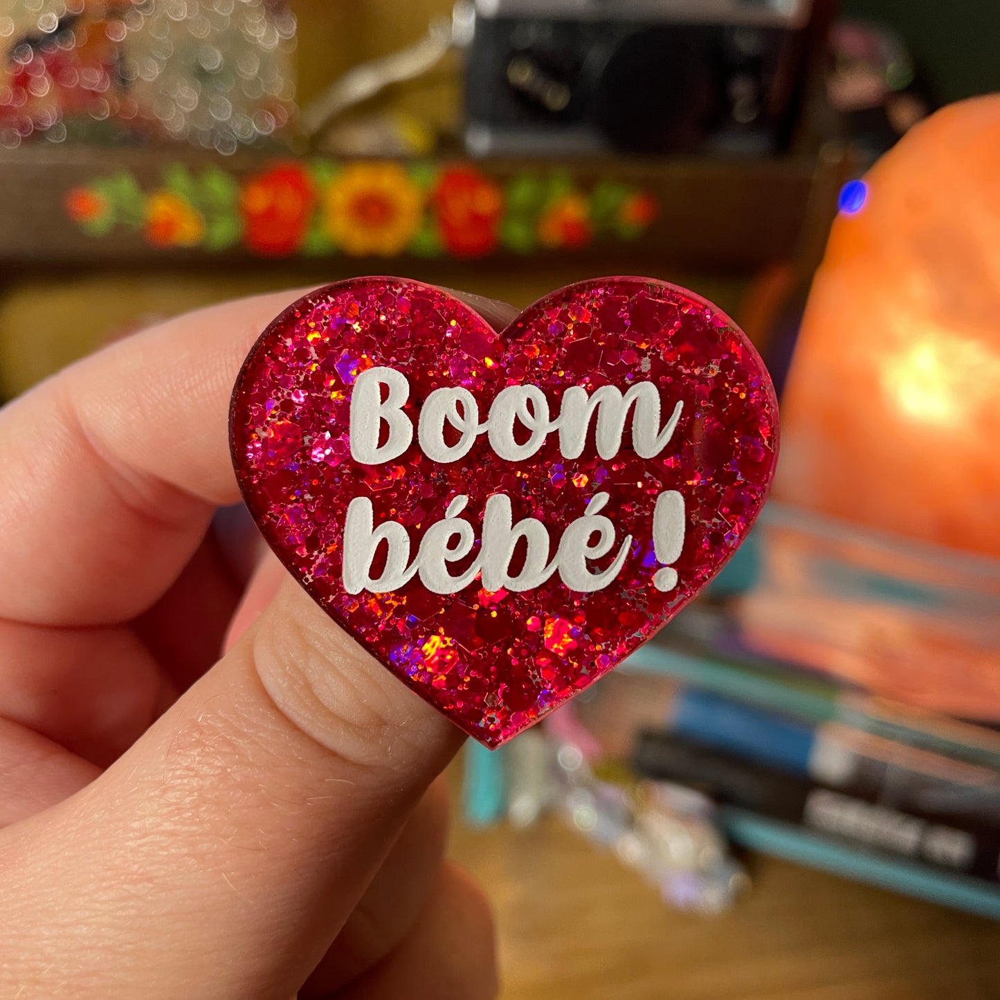 Broche "Boom bébé !" en acrylique semi transparente à paillettes rouges
