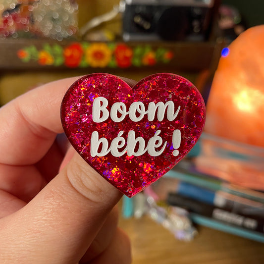 Broche "Boom bébé !" en acrylique semi transparente à paillettes rouges