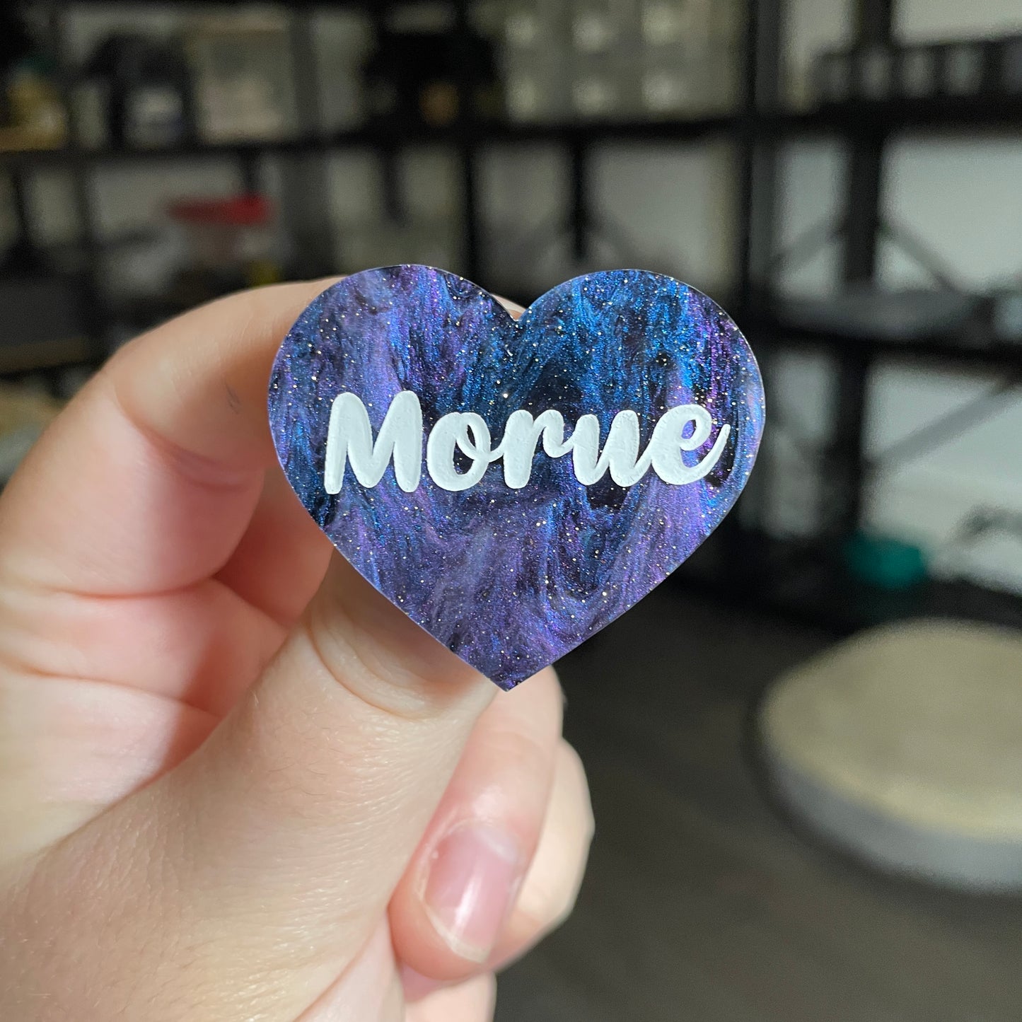 Broche "Morue" en acrylique marbrée bleue, noire et violette à paillettes