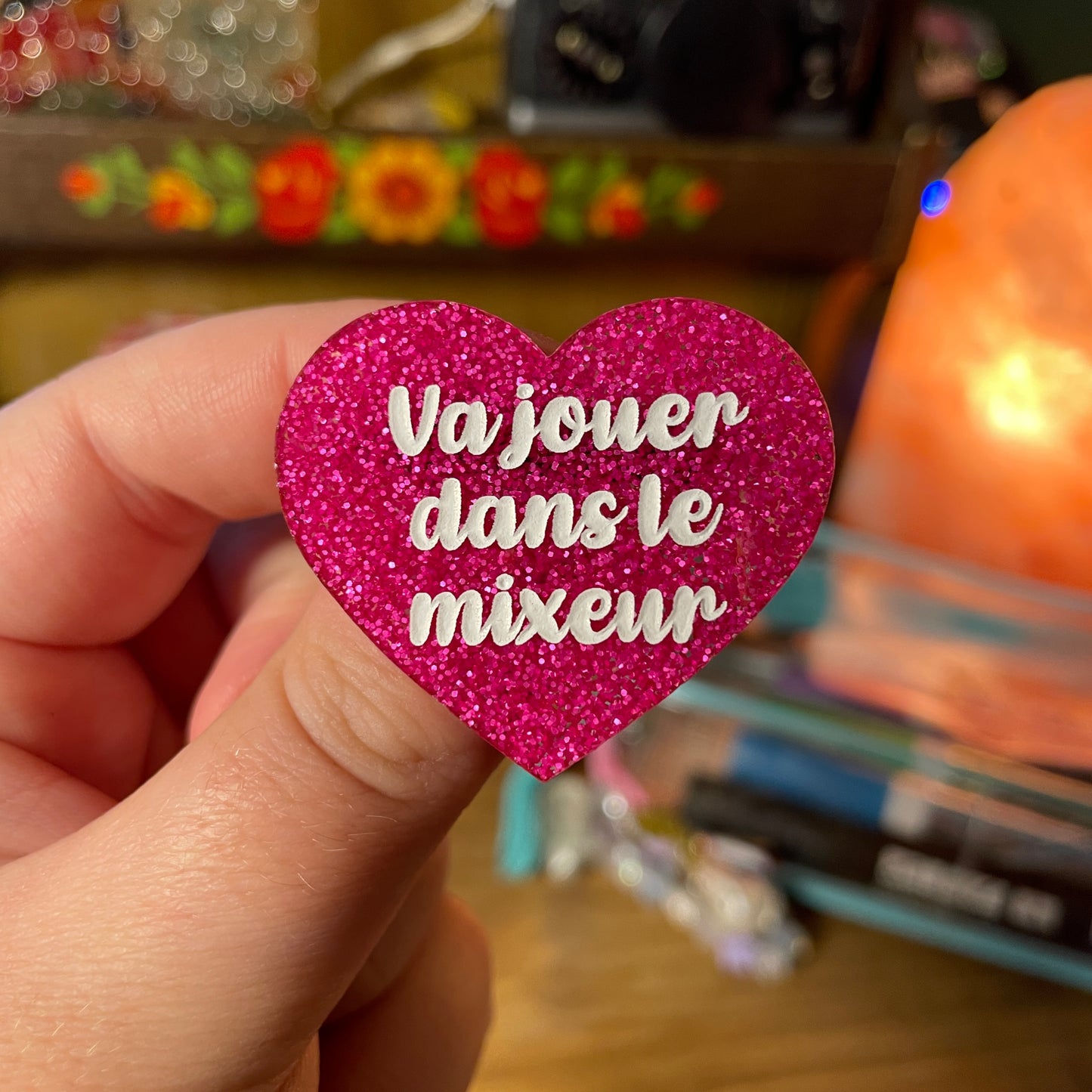 Broche "Va jouer dans le mixeur" en acrylique à paillettes roses