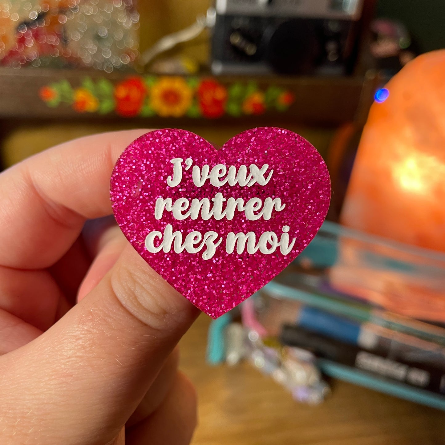 Broche "J'veux rentrer chez moi" en acrylique à paillettes roses