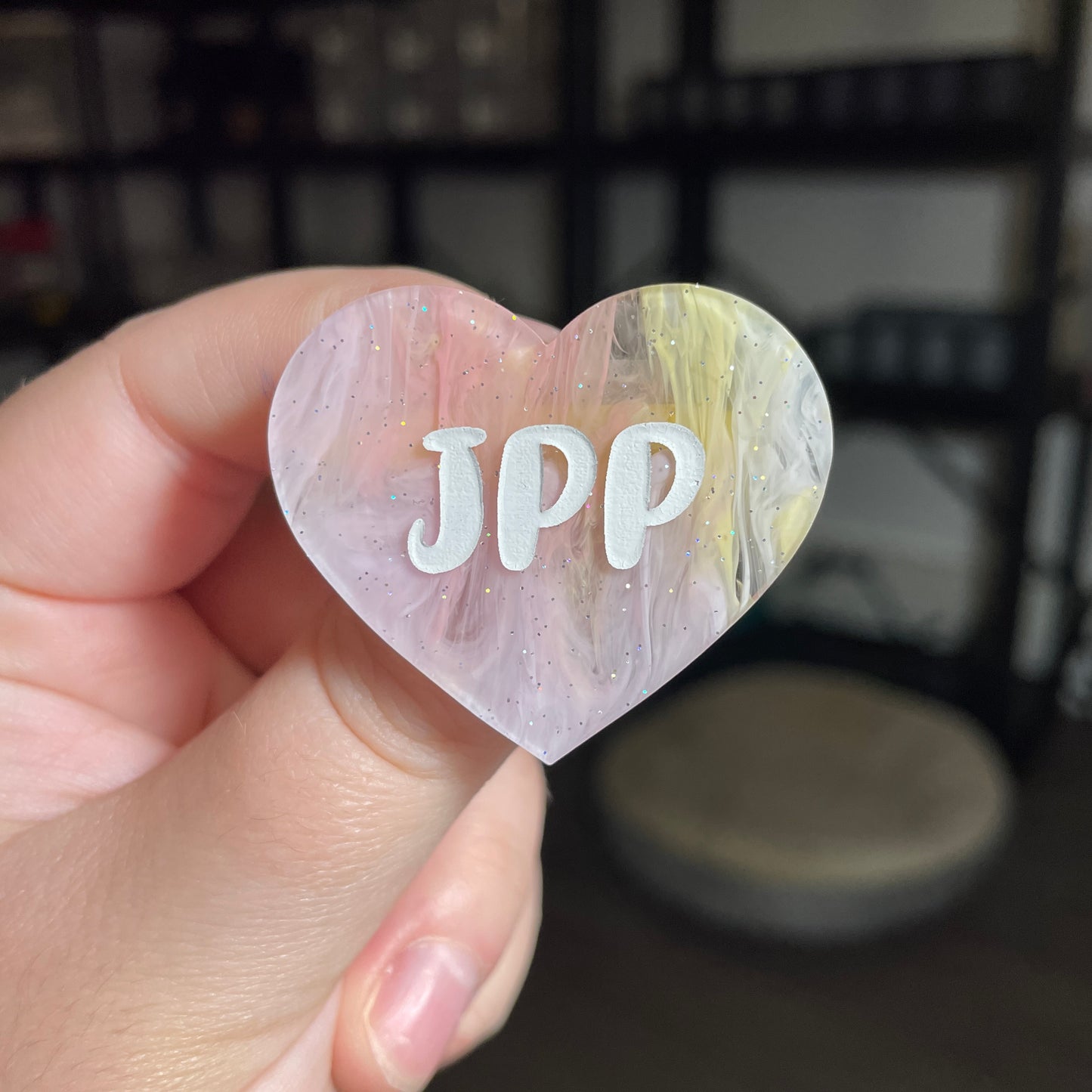 Broche "JPP" en acrylique marbrée corail, orange, jaune et blanche à paillettes