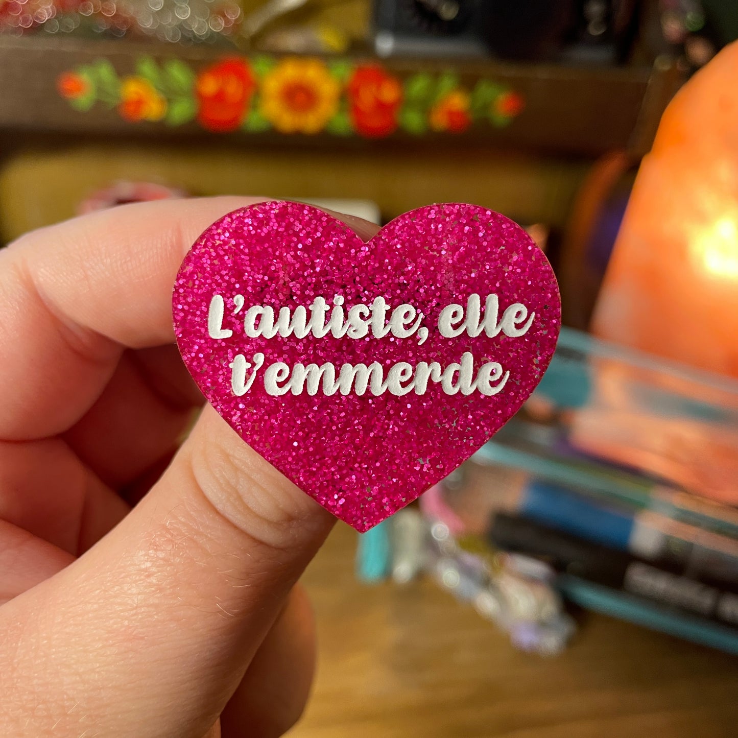 Broche "L'autiste, elle t'emmerde" en acrylique à paillettes roses