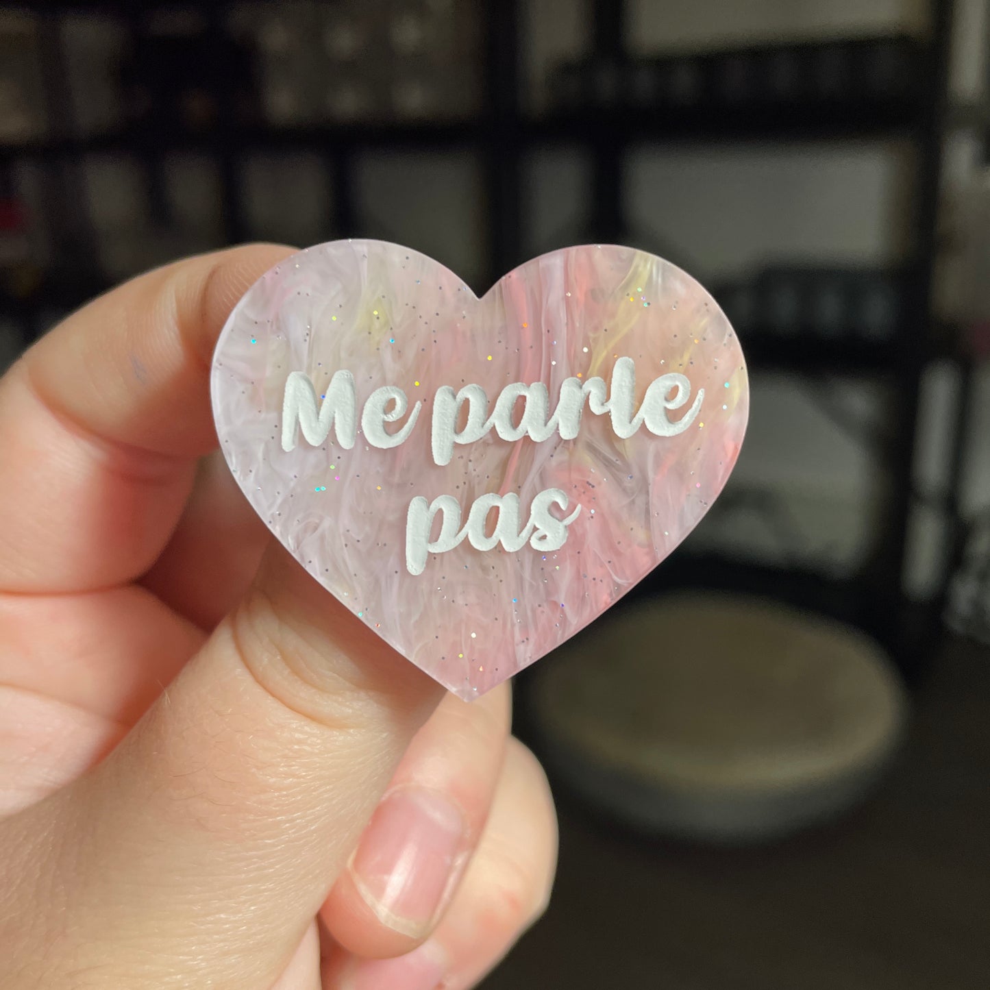 Broche "Me parle pas" en acrylique marbrée corail, orange, jaune et blanche à paillettes