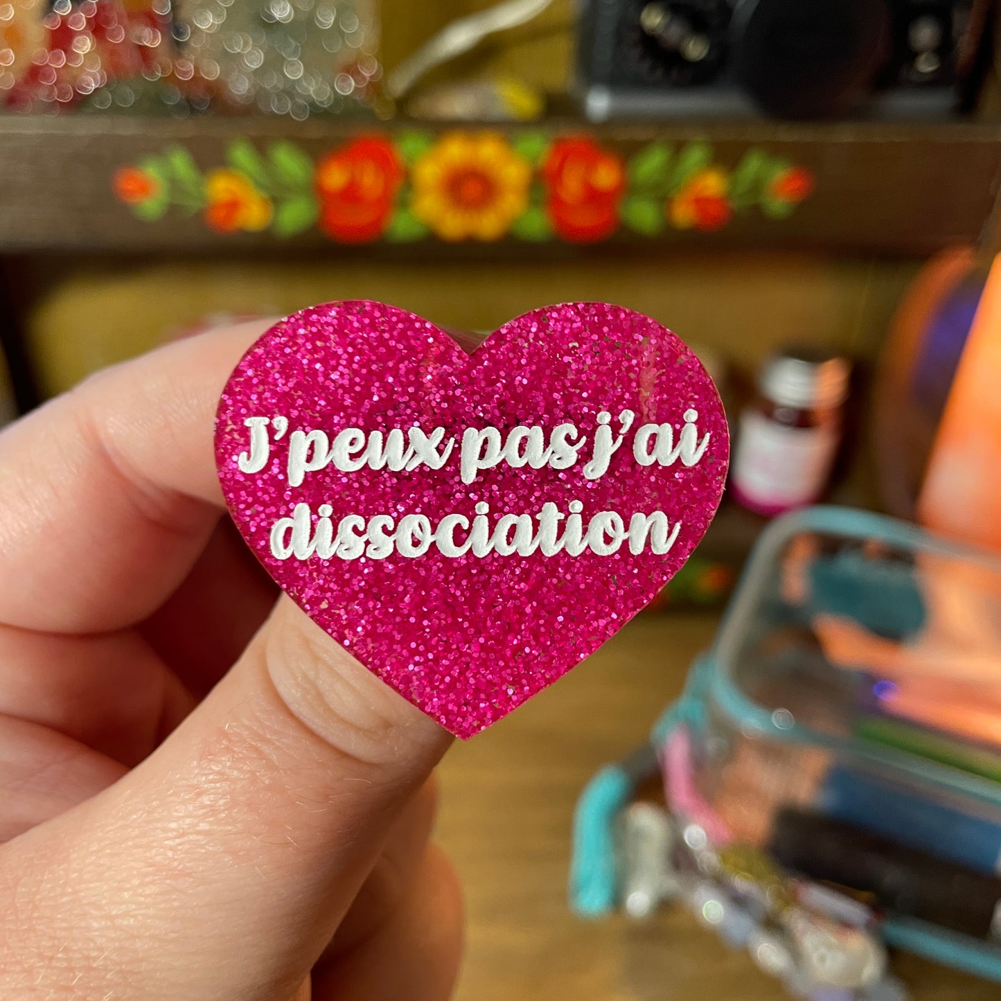 Broche "J'peux pas j'ai dissociation" en acrylique à paillettes roses