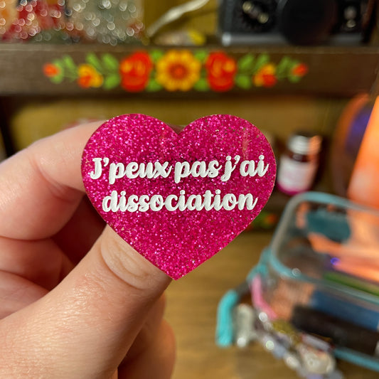 Broche "J'peux pas j'ai dissociation" en acrylique à paillettes roses