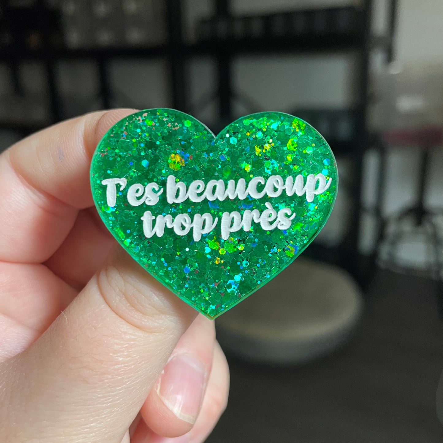Broche "T'es beaucoup trop près" en acrylique semi transparente à paillettes vertes