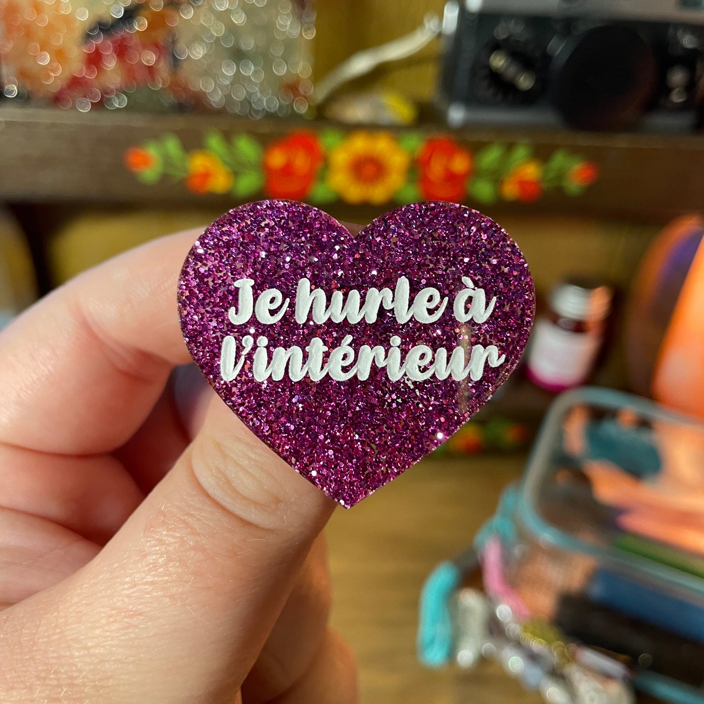 Broche "Je hurle à l'intérieur" en acrylique à paillettes violettes