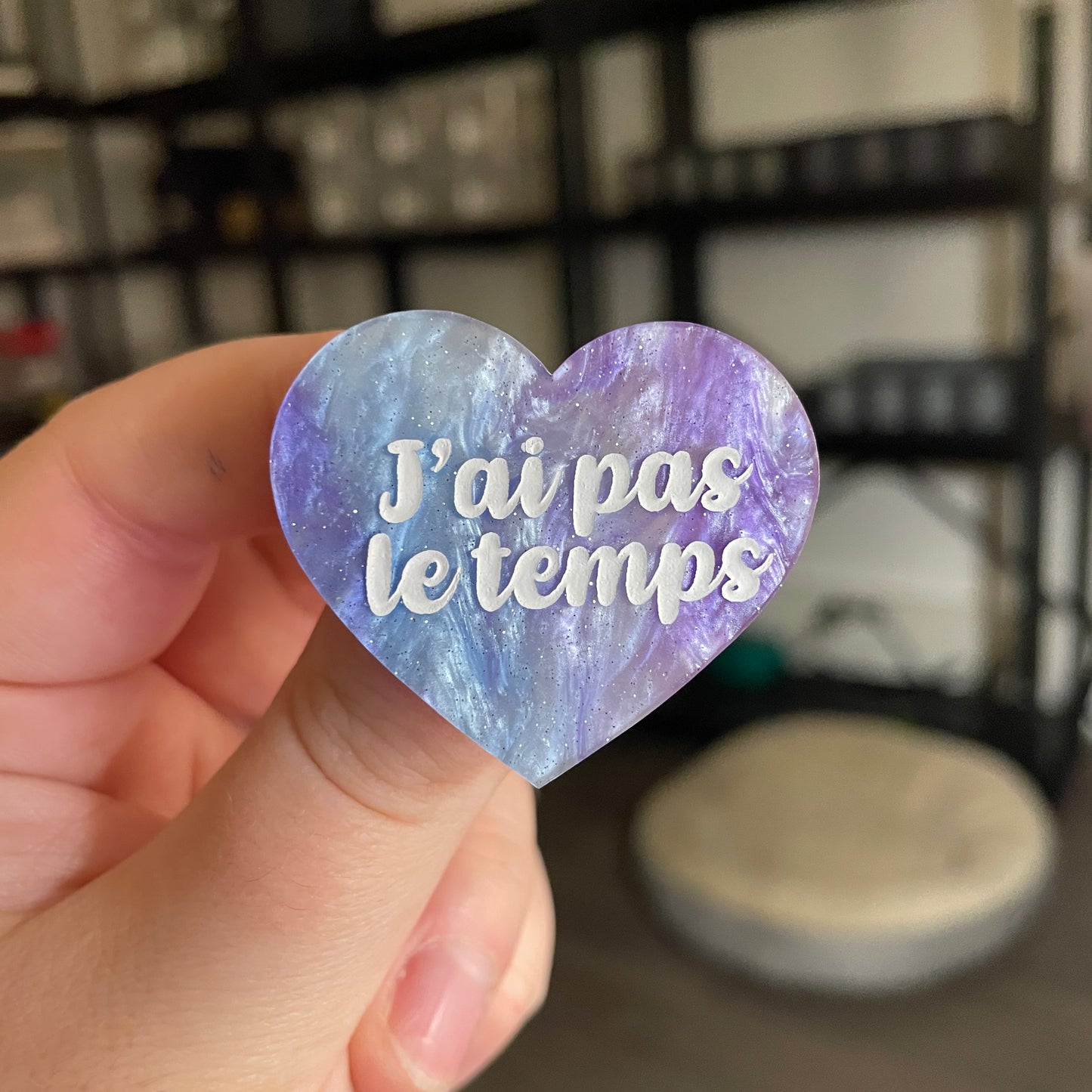 Broche "J'ai pas le temps" en acrylique marbrée bleue et violette