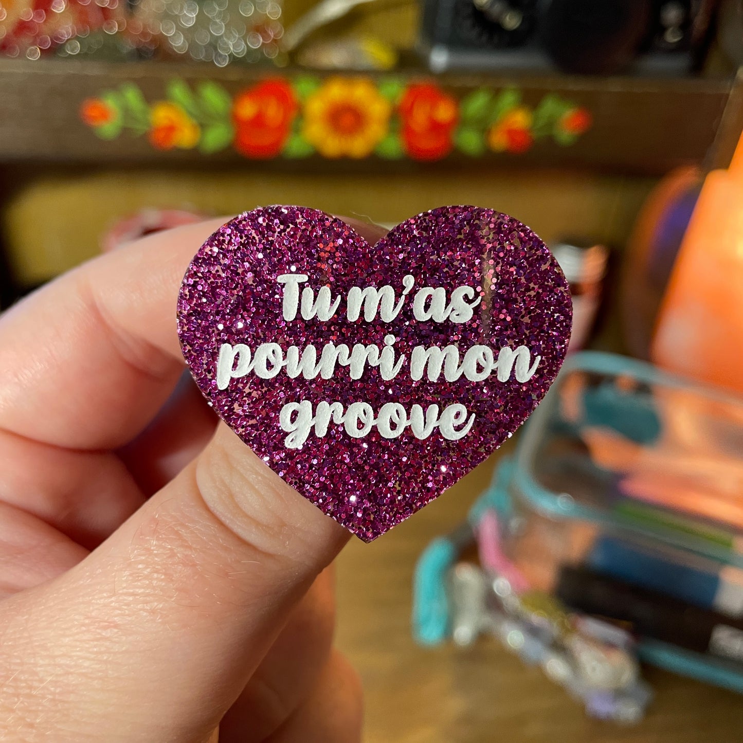 Broche "Tu m'as pourri mon groove" en acrylique à paillettes violettes