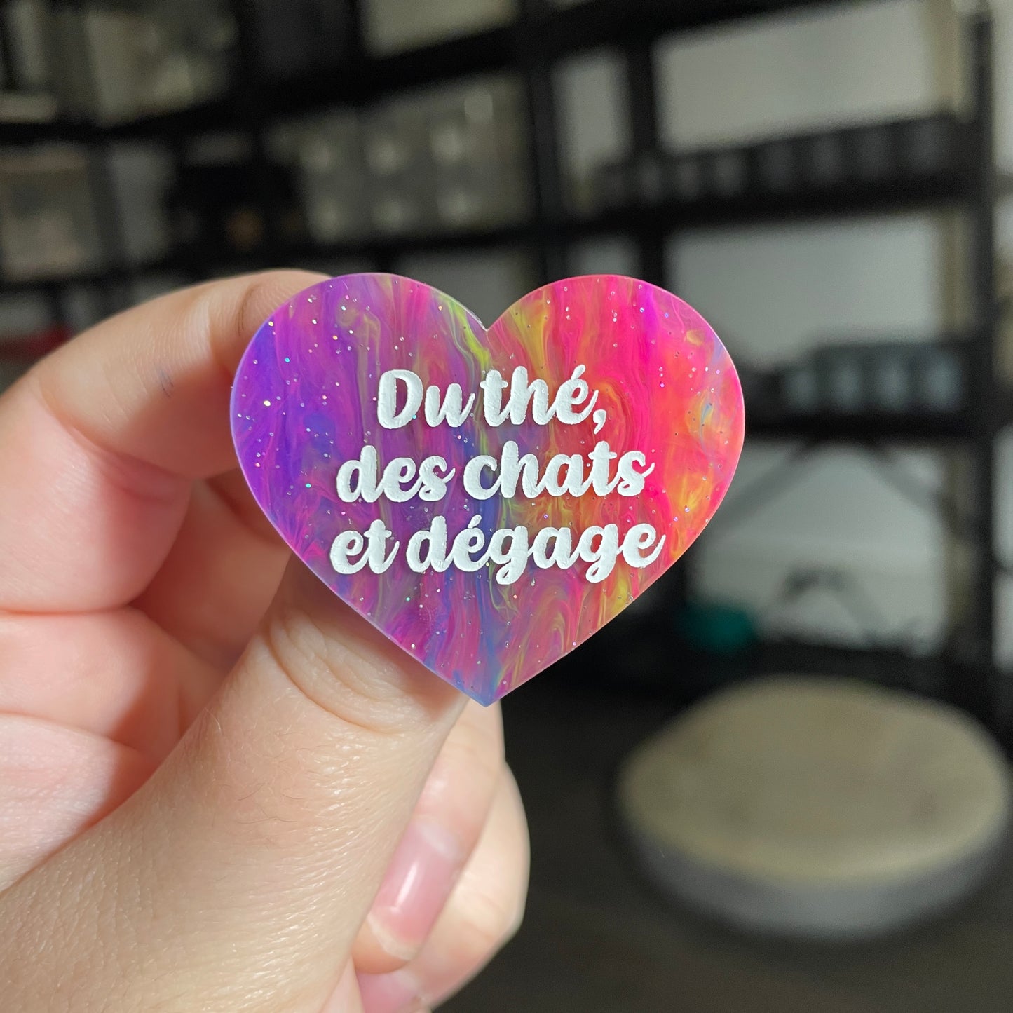 Broche "Du thé, des chats et dégage" en acrylique semi transparente marbrée multicolore