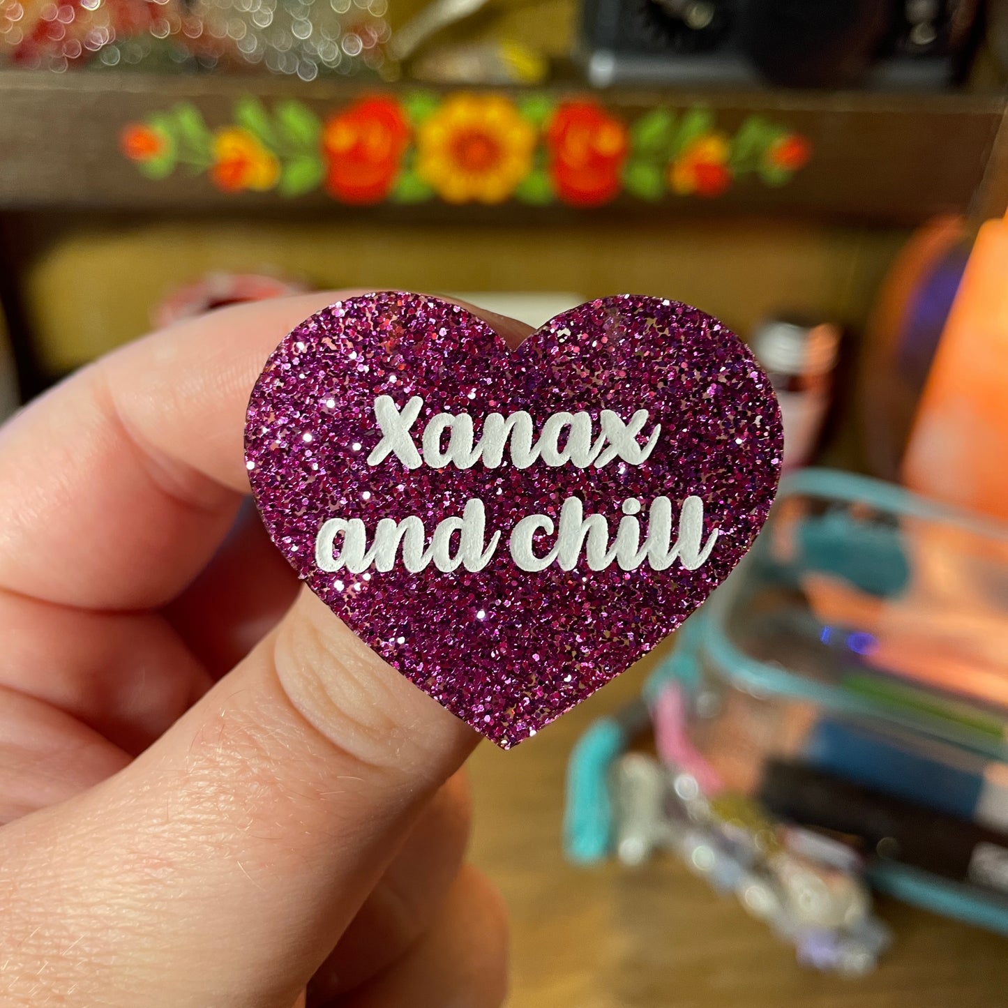 Broche "Xanax and chill" en acrylique à paillettes violettes