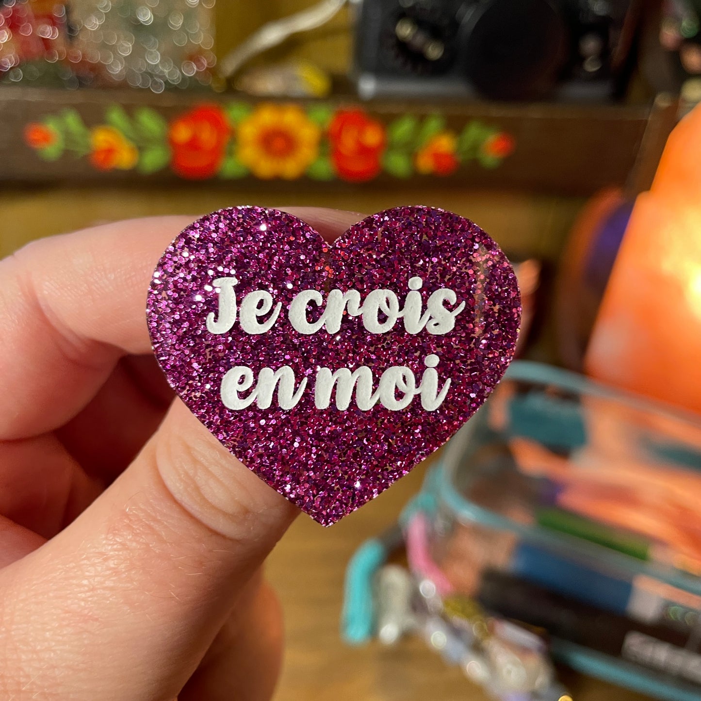 Broche "Je crois en moi" en acrylique à paillettes violettes