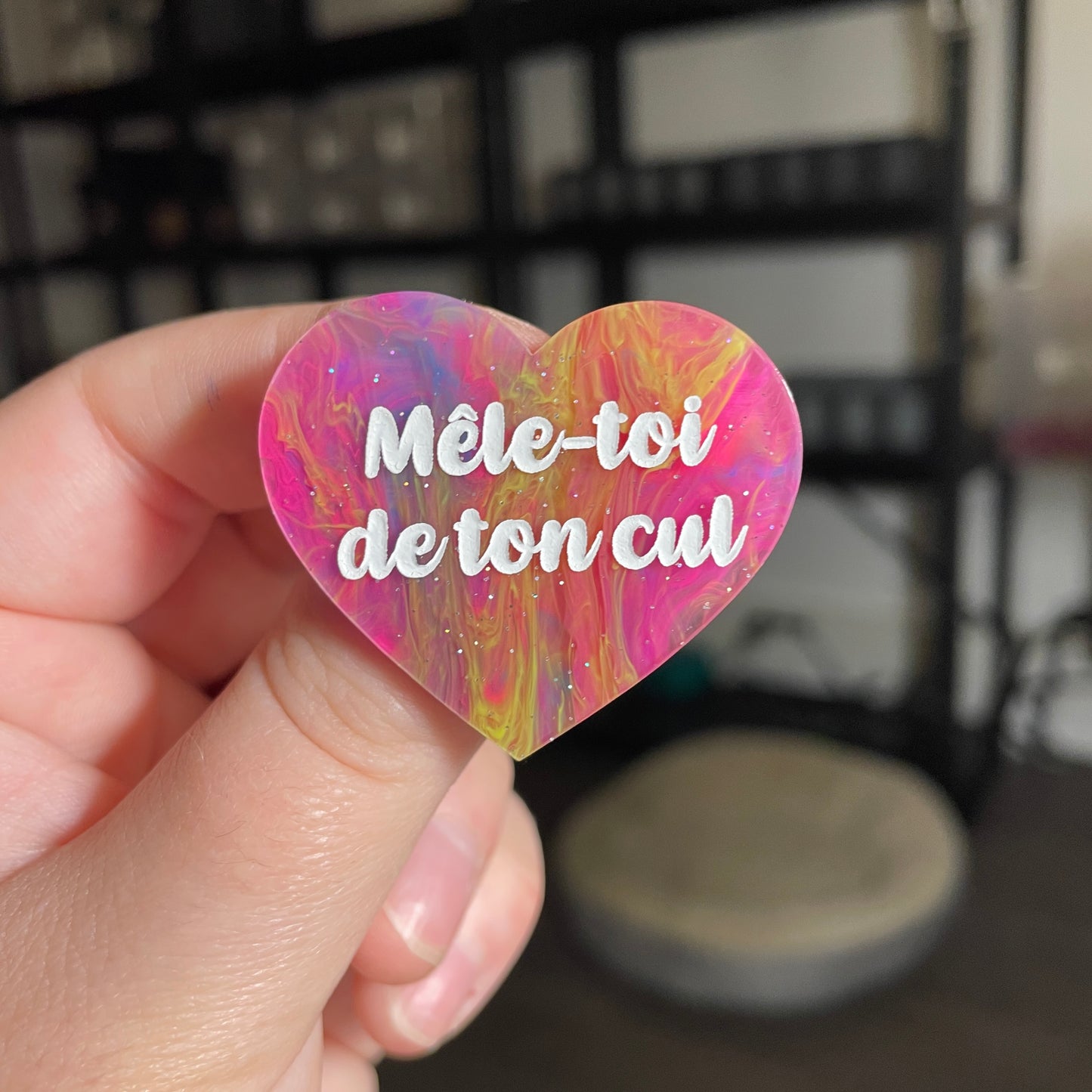 Broche "Mêle-toi de ton cul" en acrylique semi transparente marbrée multicolore