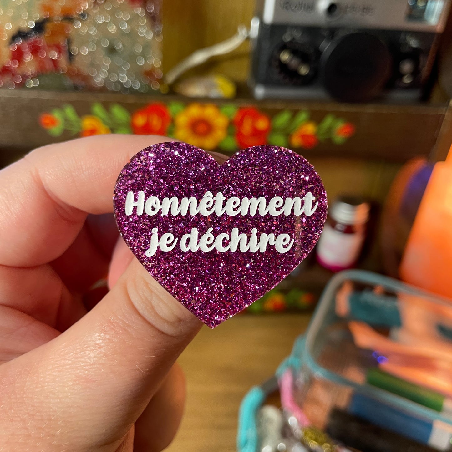 Broche "Honnêtement je déchire" en acrylique à paillettes violettes