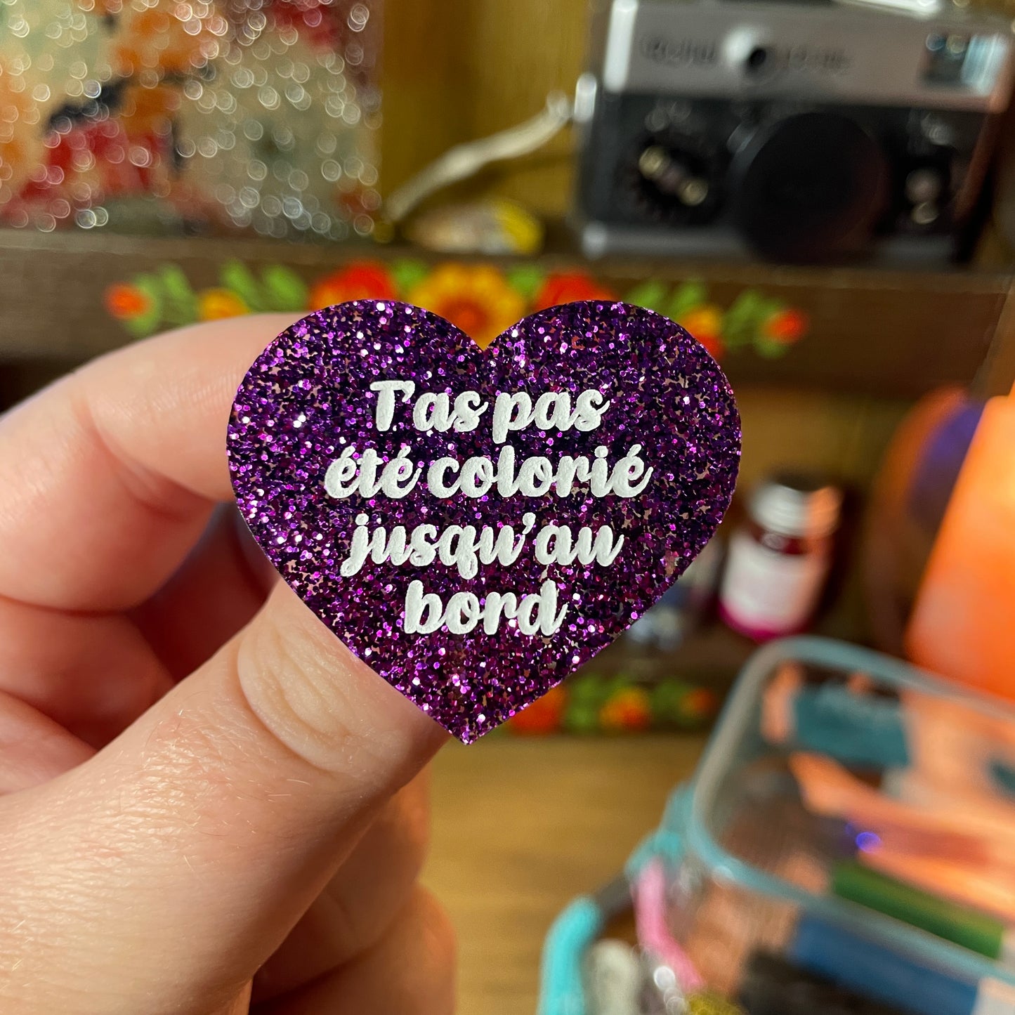 Broche "T'as pas été colorié jusqu'au bord" en acrylique à paillettes violettes