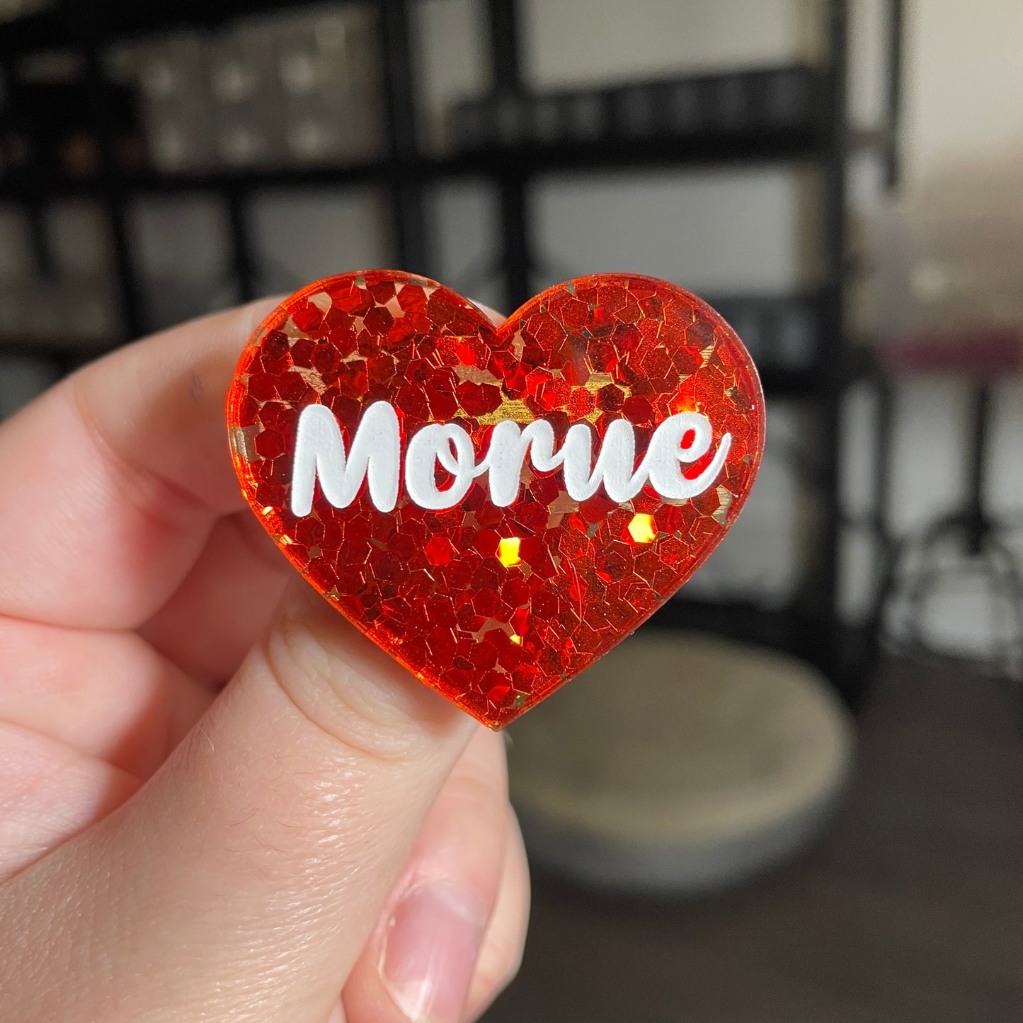 Broche "Morue" en acrylique semi transparente avec des confettis rouges