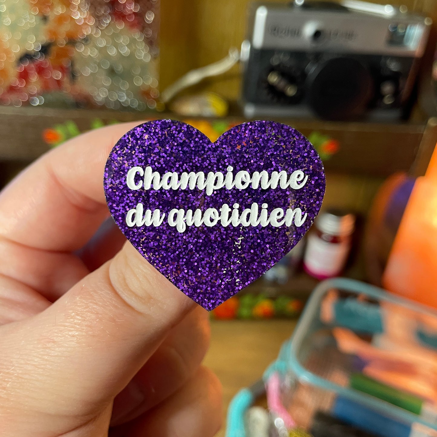 Broche "Championne du quotidien" en acrylique à paillettes violettes