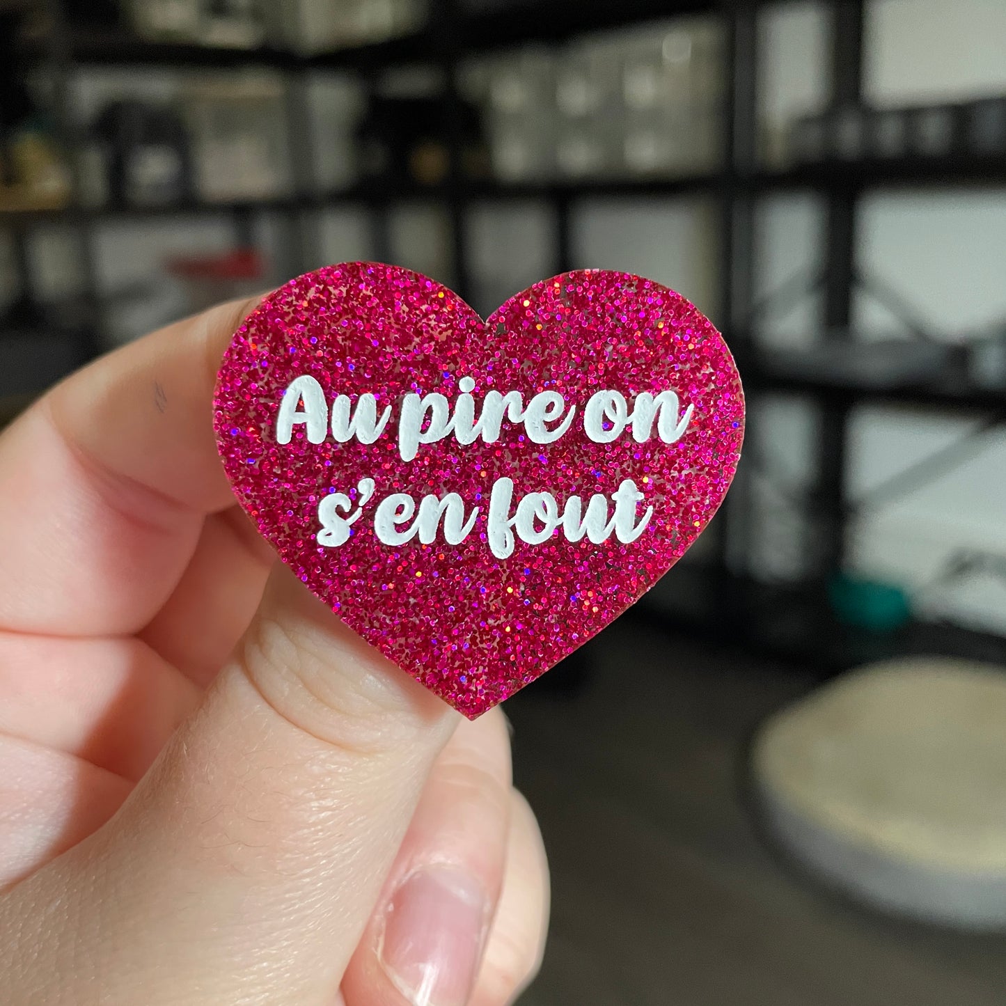 Broche "Au pire on s'en fout" en acrylique à paillettes roses