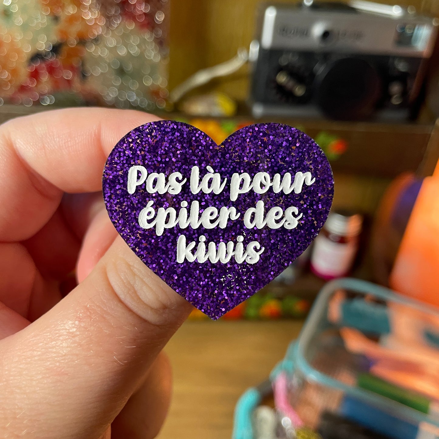 Broche "Pas là pour épiler des kiwis" en acrylique à paillettes violettes