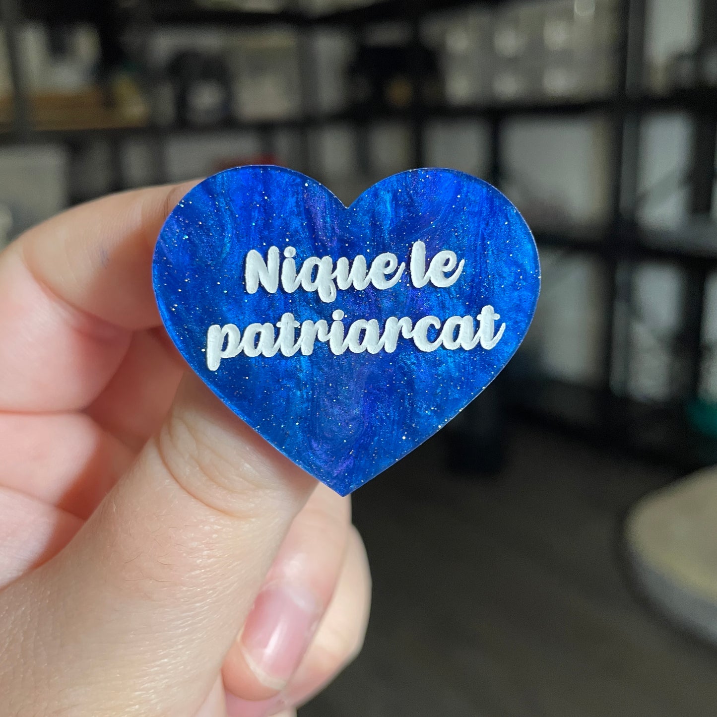 Broche "Nique le patriarcat" en acrylique marbrée bleue à paillettes